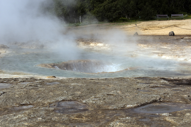 2011-07-08_10-14-24 island.jpg - Der groe Geysir von Strokkur - gleich gehts los